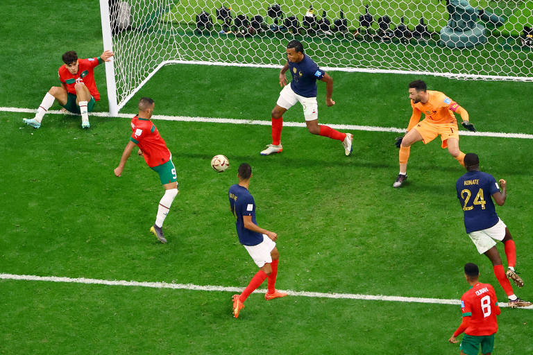 Lance na área da França, com três jogadores marroquinos e quatro franceses em busca da bola