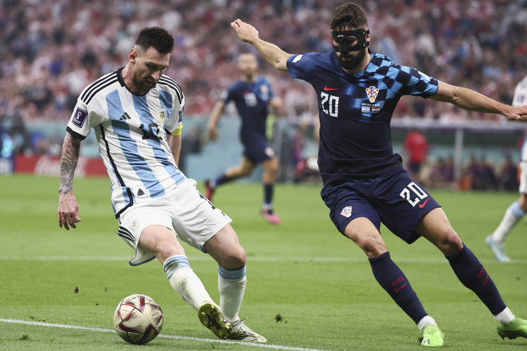 Messi controla a bola em frente a jogador da Croácia