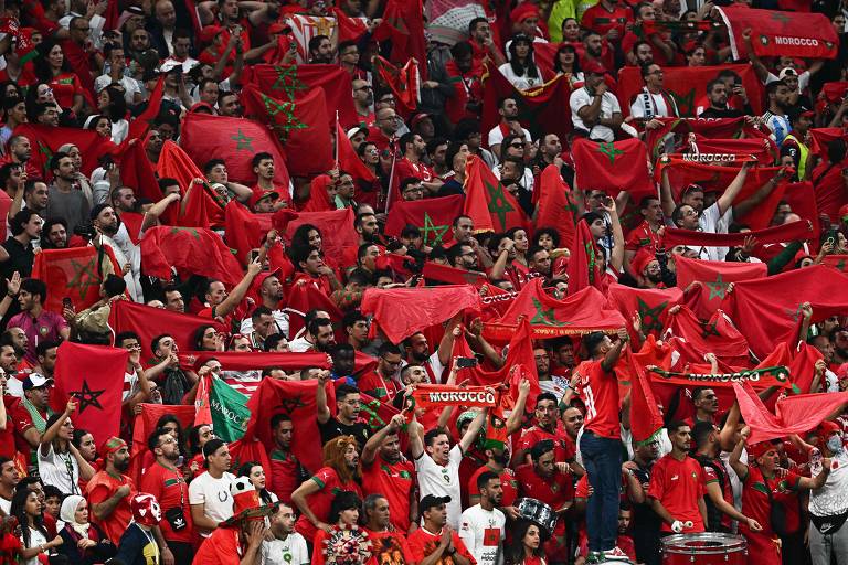 Torcida de Marrocos estendendo as bandeiras depois da derrota para a França no Estádio Al-Bayt em Al Khor, norte de Doha