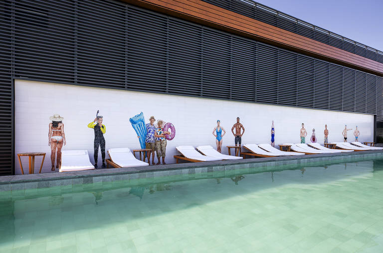 Residencial de luxo tem painel exclusivo de Vik Muniz na piscina