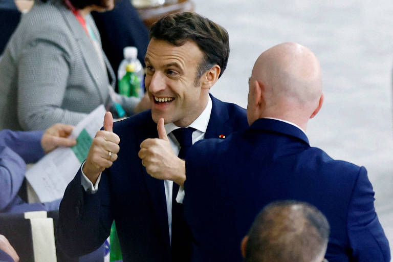 Presidente francês Emmanuel Macron gesticula após a classificação francesa à final da Copa