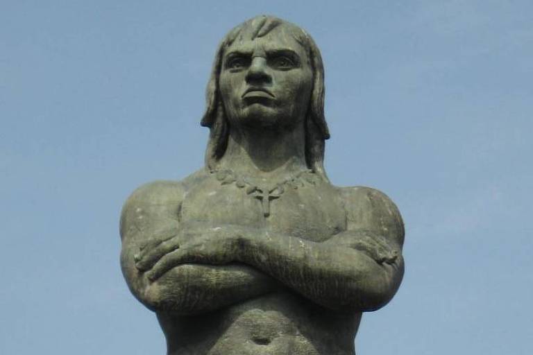 Estátua do indígena Arariboia, em praça de Niterói