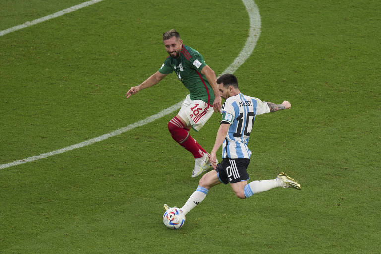 Lionel Messi marca de fora da área para a Argentina, na vitória por 2 a 0 sobre o México pela segunda rodada da fase de grupos.