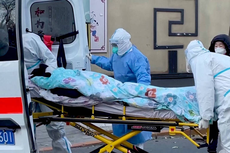 Equipe médica leva paciente com febre a hospital em Pequim, na China