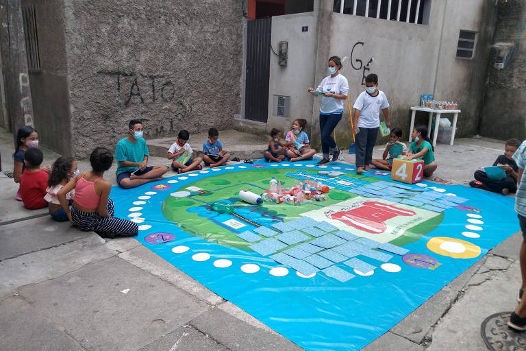Depois das obras de urbanização, saneamento e canalização do esgoto, as crianças têm lugar para brincar
