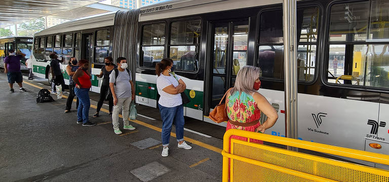 Pessoas com idade entre 60 e 64 anos voltam a ter gratuidade nos ônibus da capital paulista