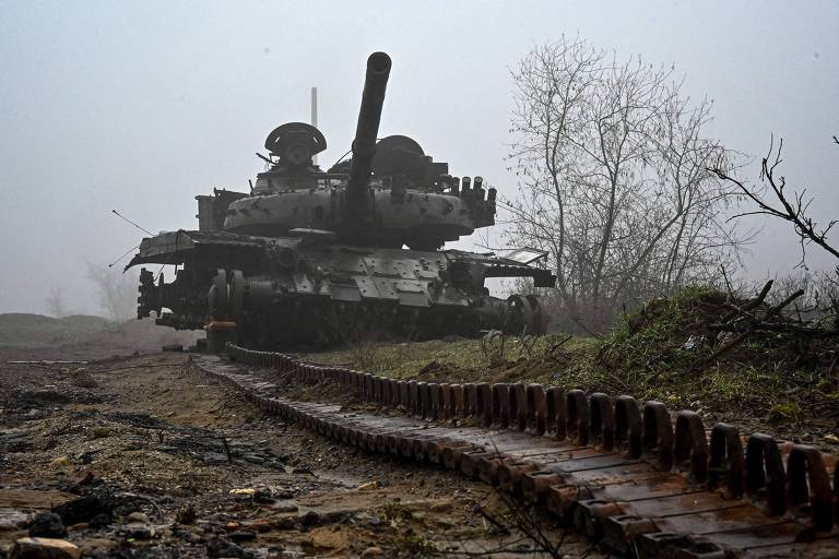 Tanque destruído perto de Izium, na região de Kharkiv, que foi desocupada pelos russos