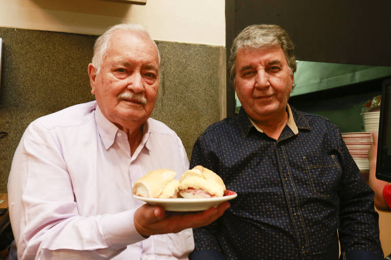 Antonio Alves Souza (1930-2022) e o filho José Carlos Alves de Souza (1950-2021) exibem prato com bauru