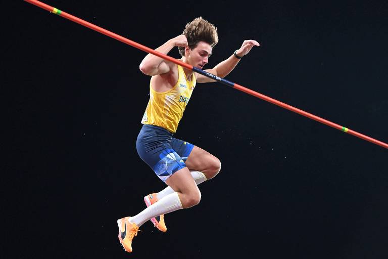 Armand Duplantis supera o sarrafo no Campeonato Europeu deste ano; o sueco bateu duas vezes o próprio recorde mundial do salto com vara