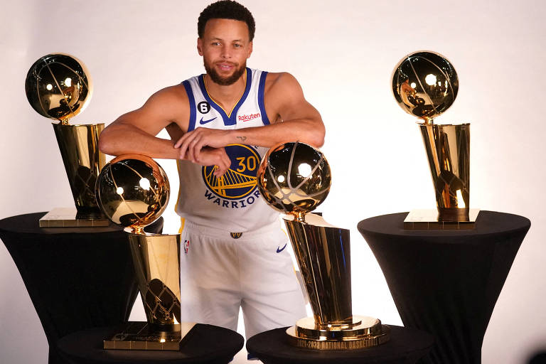 Armador Stephen Curry posa com os quatro troféus de campeão da NBA; mais uma vez, ele foi o MVP do torneio