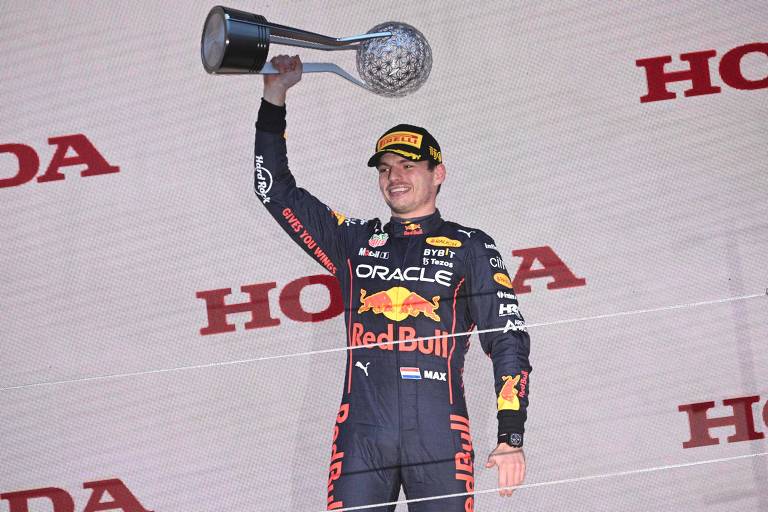 Holandês Max Verstappen comemora a vitória do GP do Japão, que garantiu a conquista do bicampeonato da F-1