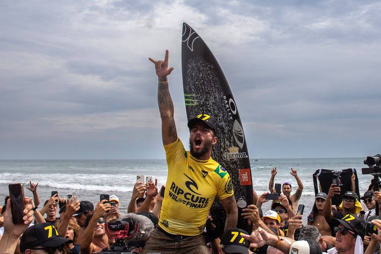 Filipe Toledo é carregado na comemoração do seu primeiro título mundial de surfe, em Trestles, em San Clemente (EUA)