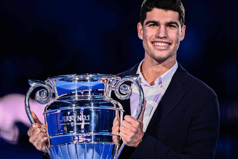 Aos 19 anos, o espanhol Carlos Alcaraz se tornou o tenista mais jovem a terminar o ano como número 1 do mundo