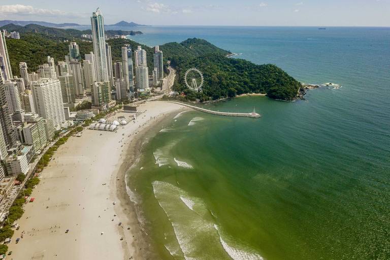 Praia de Balneário Camboriú tem 4 pontos com nível máximo de coliformes fecais