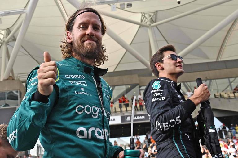 Piloto alemão Sebastian Vettel faz positivo com o dedão ao final do GP de Abu Dhabi, sua despedida da Fórmula 1