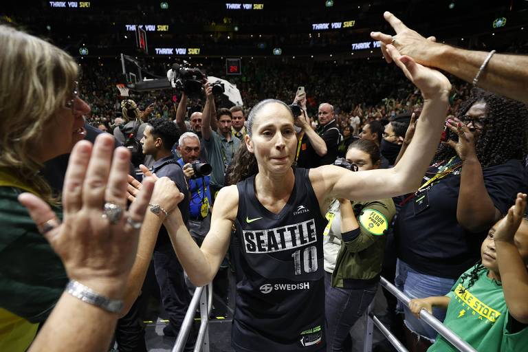 Armadora Sue Bird é cumprimentada pelos fãs após fazer sua última partida da carreira, pelo Seattle Storm, na WNBA