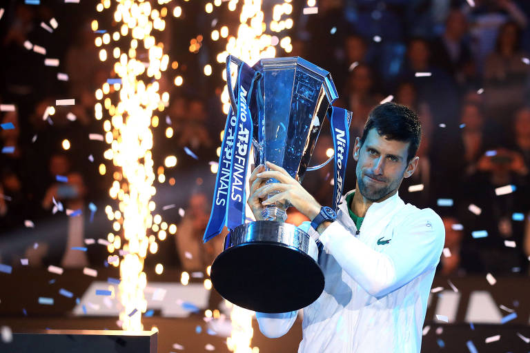 Após ser proibido de disputar torneios por não ter tomado a vacina contra a Covid-19, o sérvio Novak Djokovic terminou o ano com o título da ATP Finals