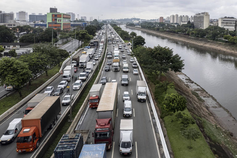 Imagem registrada em uma ponte mostra marginal Tietê com caminhões e carros