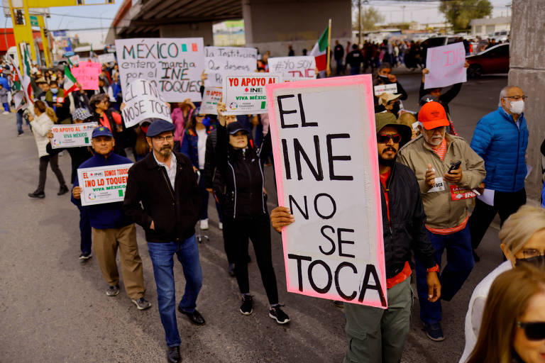 Manifestantes em ato contra a reforma eleitoral proposta pelo presidente do México, Andrés Manuel López Obrador, e em apoio ao Instituto Nacional Eleitoral (INE) em Ciudad Juárez