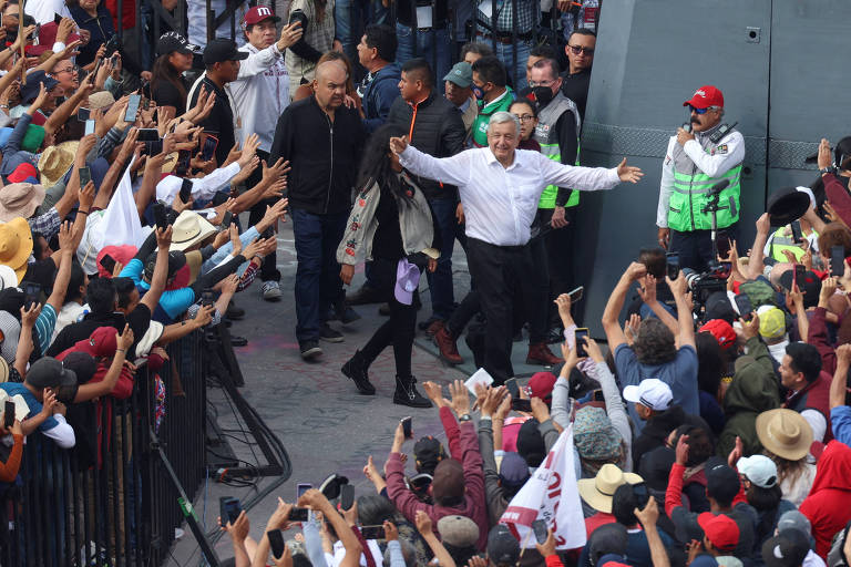 O presidente do México, Andrés Manuel López Obrador, acena a apoiadores durante ato a favor de seu governo na Cidade do México