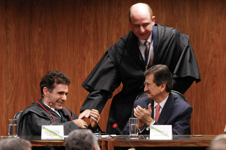 O subprocurador-geral Lucas Rocha Furtado (esq.) é cumprimentado pelo ministro do TCU, Benjamin Zymler; ao lado estava o então presidente do STF, Cezar Pluso 