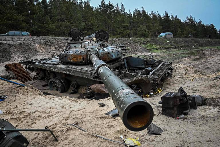 Tanque de guerra russo destruído na região de Kharkiv, na Ucrânia