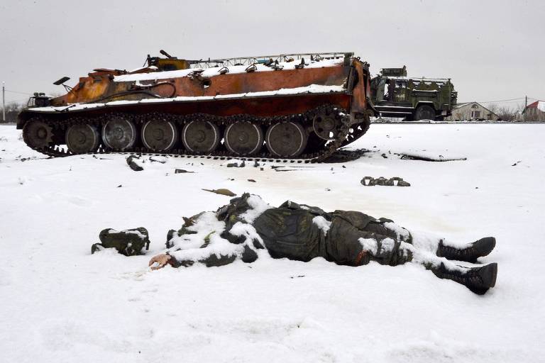 Soldado russo morto ao lado de blindados destruídos perto de Kharkiv no segundo dia da guerra