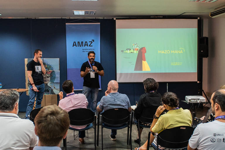 Startup Mazô Maná durante pitch em evento que incentiva bioeconomia na Amazônia