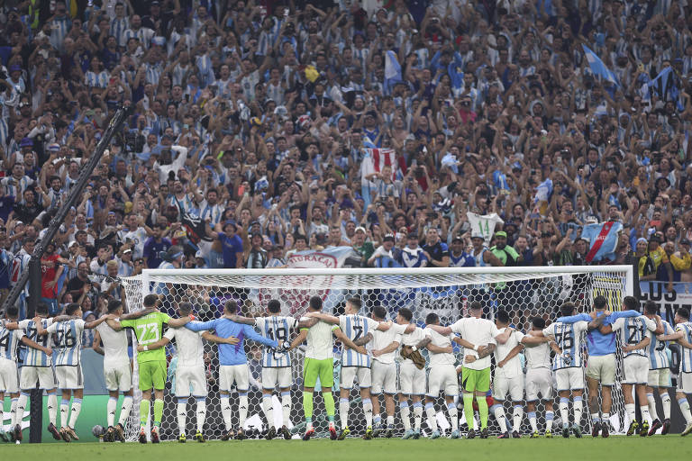 Jogadores da Argentina comemoram com a torcida no estádio Lusail após vitória contra a Croácia na semifinal