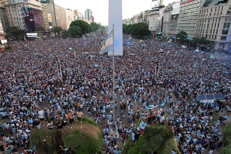 Torcedores argentinos celembram na praça do Obelisco clasificação para a final da Copa