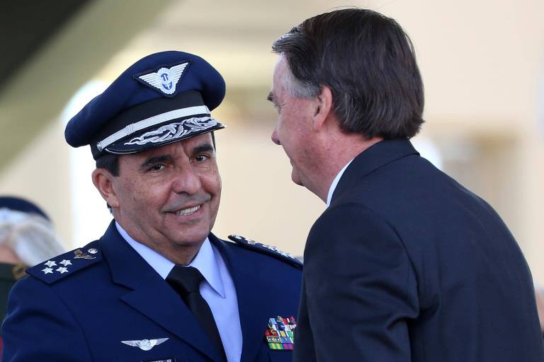 O presidente Jair Bolsonaro e o comandante da Aeronáutica, Carlos Almeida Baptista Junior