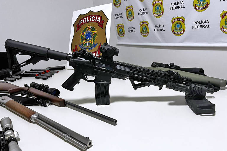 Sniper camuflado com arma de atirador nas mãos