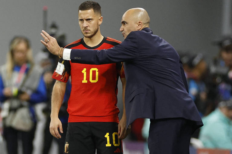 Técnico Roberto Martínez dá instruções para Eden Hazard durante a Copa; ele não teve o contrato renovado após a eliminação da Bélgica na fase de grupos 