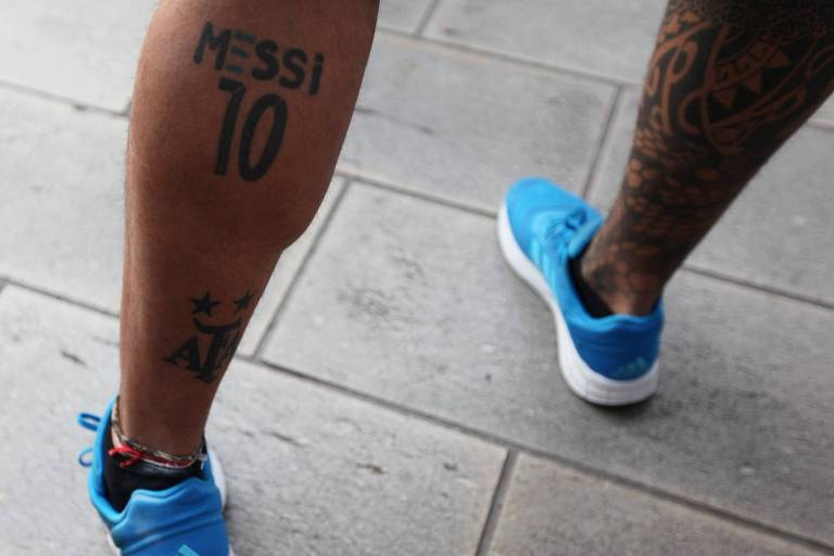 Walter Abalde, 36, torcedor da Argentina mostra sua tatuagem em homenagem à Messi; torcedor foi ao Qatar