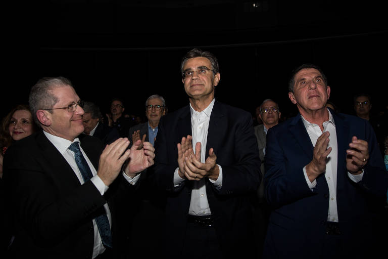 O secretário da Saúde de São Paulo, Jean Gorinchteyn, o governador Rodrigo Garcia (PSDB) e o médico e secretário de Ciência de São Paulo, David Uip