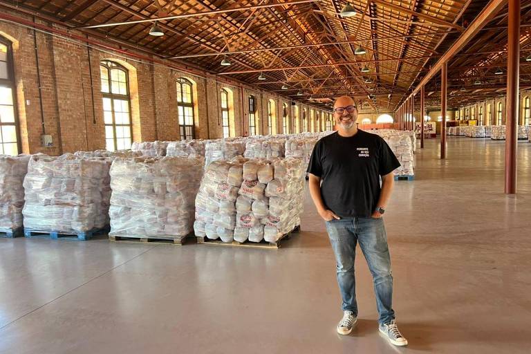 Rodrigo 'Kiko' Afonso, diretor da Ação da Cidadania, em galpão onde ficam concentradas cestas básicas no Rio de Janeiro