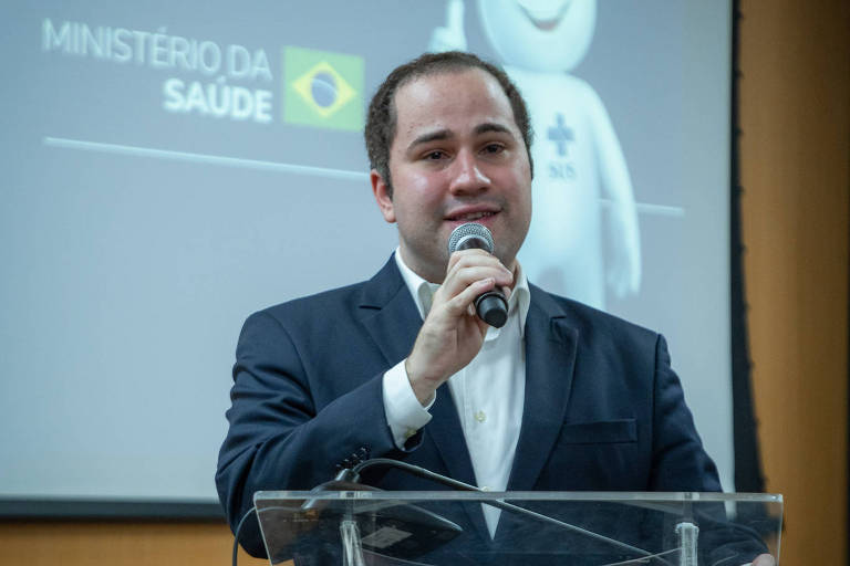Despedida de Queiroga no Ministério da Saúde tem choro de Queiroguinha e elogio a Bolsonaro