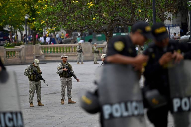 Militares e policiais peruanos em guarda na praça San Martín, em Lima