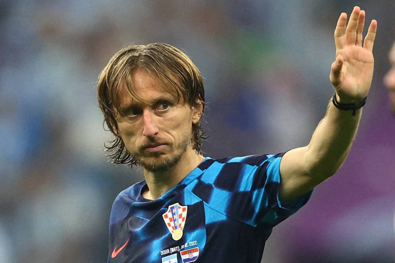 Modric acena para a torcida ao ser substituído no jogo em que a Croácia perdeu para a Argentina