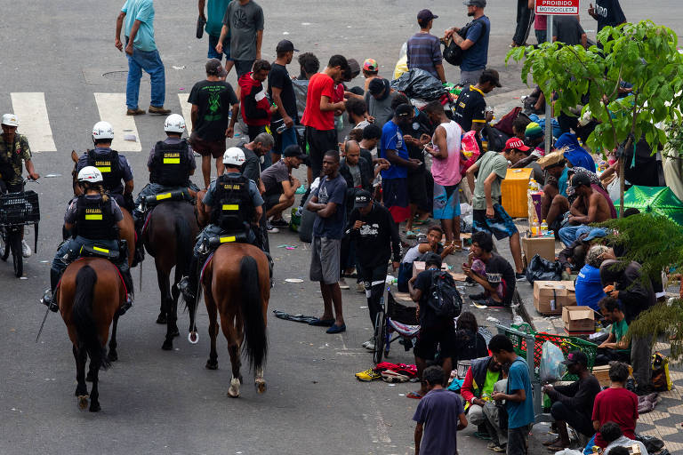 Cavalaria da PM passa por dependentes químicos concentrados na rua Conselheiro Nébias