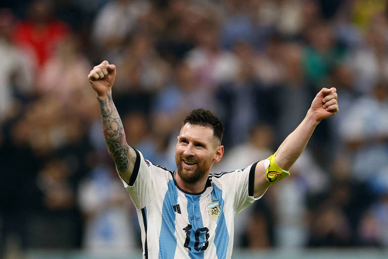 Com os braços erguidos, Messi, cinco gols marcados na Copa do Qatar, festeja durante a vitória sobre a Croácia na semifinal no estádio Lusail