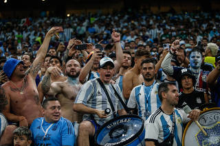 Torcedores na partida entre Argentina e México pelo Grupo C da Copa