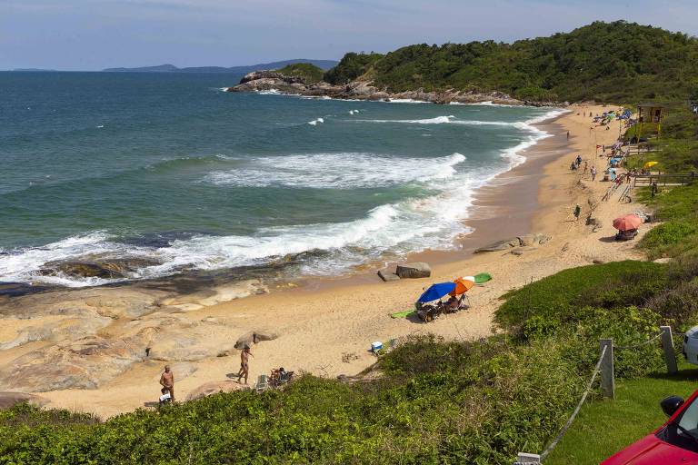 vista do alto da praia do pinho em Balneário Camboriú com banhistas e guarda-sois