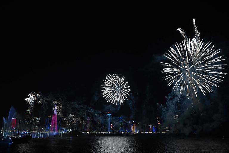 Fogos de artifício em Doha, capital do Qatar, marcam abertura da Copa do Mundo
