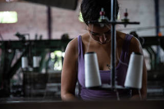 Retrato de Jenifer Lopes Soares em fábrica no interior de SP