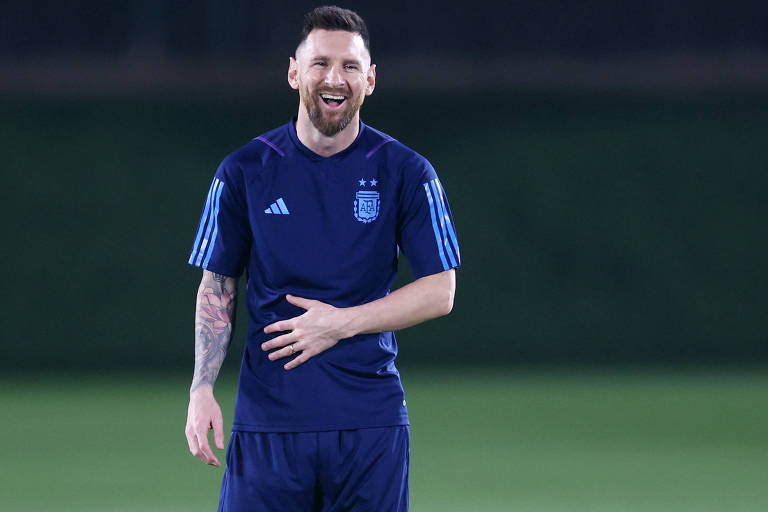 Messi sorri no treino deste sábado (17), véspera da decisão da Copa do Mundo, no centro de treinamento da Universidade do Qatar, em Doha