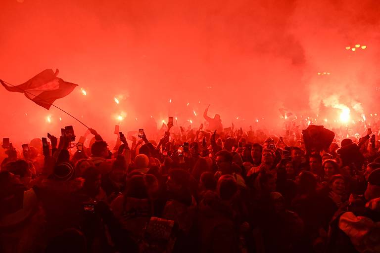 Torcedores croatas comemoram após a vitória na final da Copa do Mundo do Qatar 2022, partida pelo terceiro lugar entre Croácia e Marrocos, em Zagreb