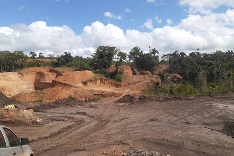 Montes de manganês ilegal aguardando transporte em Marabá, sul do Pará. Após operação da Polícia Federal na região, o minério foi levado para locais mais escondidos
