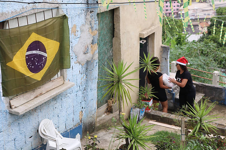 ONG doa 3.000 cestas básicas com ajuda de boné CPX, usado por Lula