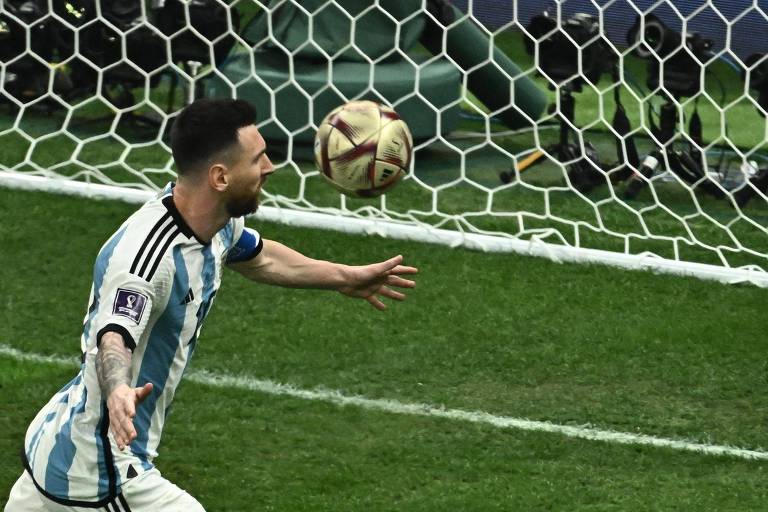 Messi marca primeiro gol da final, contra a França, no estádio Lusail